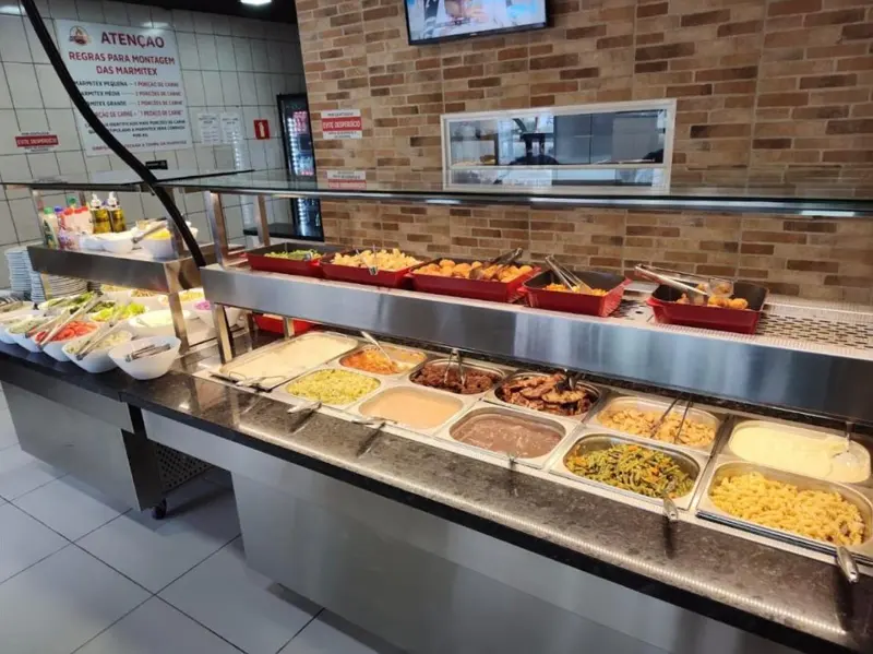 Buffet de pratos quentes do Paladar Grill no Boqueirão