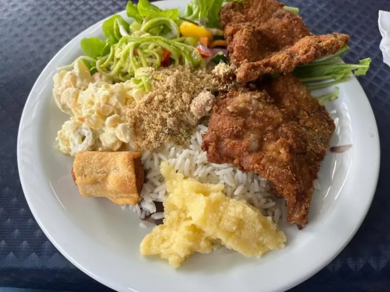 Prato montado no buffet do Paladar Grill com bife à milanesa, polenta e saladas