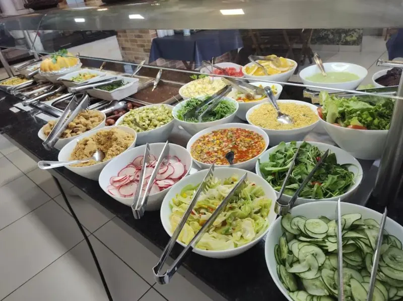 Salad bar do Paladar Grill com pepino, rabanete, rúcula e repolho